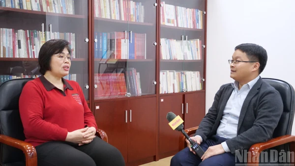 Học giả Phan Kim Nga (bên trái) trao đổi với phóng viên Báo Nhân Dân thường trú tại Trung Quốc.