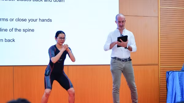 Thạc sĩ Ezio Rosa, chuyên gia EMS người Italia hướng dẫn và đưa các bạn học viên trải nghiệm thiết bị ngay trong khóa học.