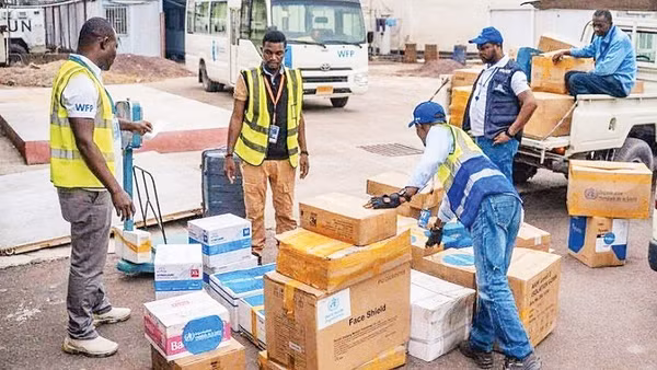 Nhân viên Liên hợp quốc vận chuyển hàng viện trợ tại CHDC Congo.