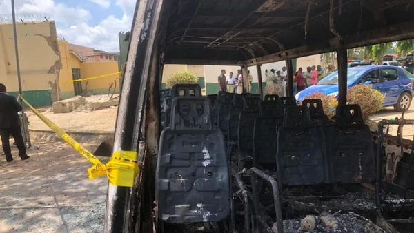 Hiện trường một vụ tấn công nhà tù ở Abuja, Nigeria. (Ảnh: Xinhua)