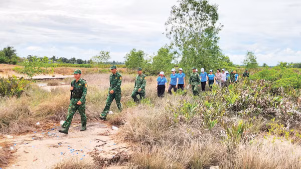 Đồn Biên phòng Phú Mỹ và Hội Liên hiệp Phụ nữ xã Giang Thành tỉnh An Giang phối hợp tuần tra, tuyên truyền bảo vệ đường biên, cột mốc.