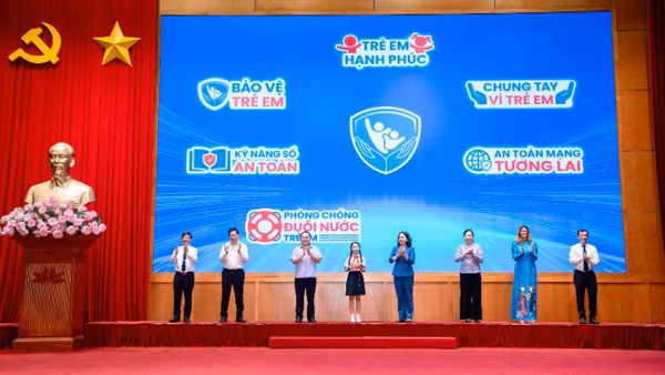 Các đại biểu thực hiện nghi thức phát động Tháng hành động vì trẻ em Việt Nam năm 2026. (Ảnh: VN)
