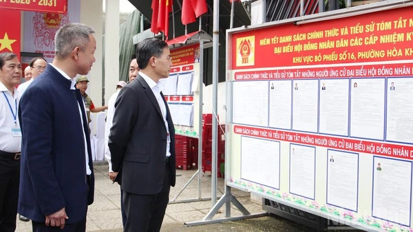 Chủ tịch Ủy ban nhân dân thành phố Đà Nẵng Phạm Đức Ấn đã đi kiểm tra thực tế công tác bầu cử tại phường Hòa Khánh.