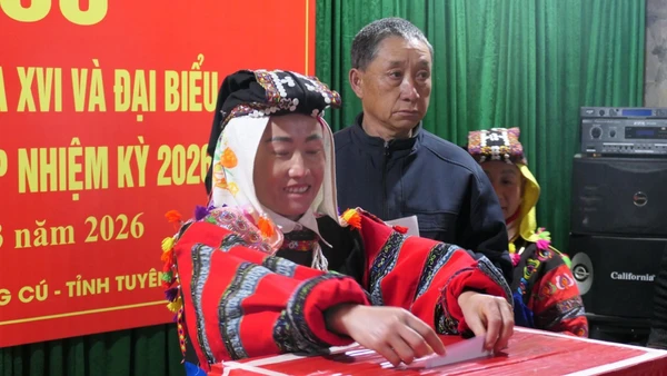 Cử tri thôn Lô Lô Chải, xã Lũng Cú, tỉnh Tuyên Quang đi bầu cử đại biểu Quốc hội khóa XVI và Hội đồng nhân dân các cấp, nhiệm kỳ 2026-2031.