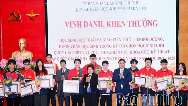 Khen thưởng các học sinh đạt thành tích cao trong các kỳ thi quốc gia. (Ảnh: Lê Minh, Báo và Phát thanh truyền hình Phú Thọ).
