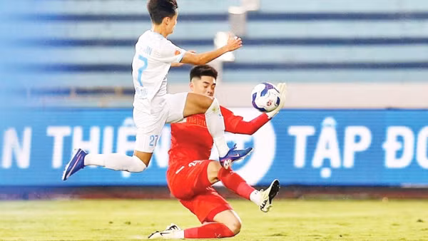 Pha cản phá của thủ môn Trung Kiên (áo đỏ) trước Thép Xanh Nam Định.