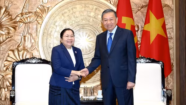 Tổng Bí thư, Chủ tịch nước Tô Lâm và đồng chí Sisay Leudetmounsone, Ủy viên Bộ Chính trị, Bí thư Trung ương Đảng, Trưởng Ban Tổ chức Trung ương Đảng Nhân dân Cách mạng Lào. (Ảnh: ĐĂNG KHOA) 
