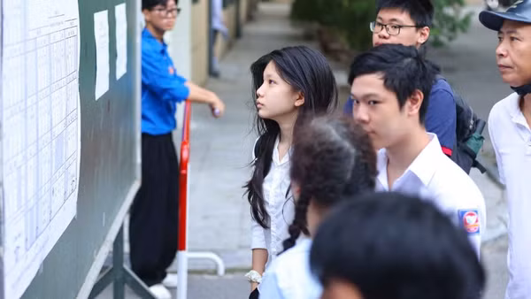 Thí sinh xem sơ đồ phòng thi trước giờ làm bài. (Ảnh: ĐẠI THẮNG)