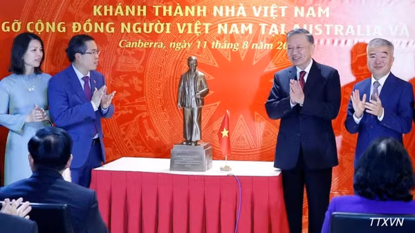 Tổng Bí thư, Chủ tịch nước Tô Lâm tặng bức tượng Chủ tịch Hồ Chí Minh cho Đại sứ quán Việt Nam tại Australia. (Ảnh: TTXVN)