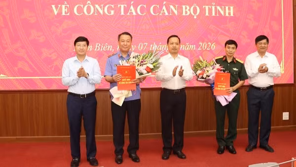 Đồng chí Trần Tiến Dũng, Bí thư Tỉnh ủy Điện Biên cùng các đồng chí lãnh đạo Tỉnh ủy trao quyết định của Ban Bí thư và tặng hoa chúc mừng hai đồng chí được Ban Bí thư chỉ định tham gia Ban Chấp hành Đảng bộ tỉnh Điện Biên, nhiệm kỳ 2025-2030.