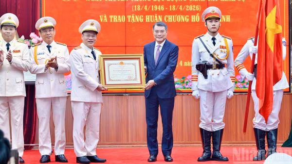 Thủ tướng Chính phủ Lê Minh Hưng trao Huân chương Hồ Chí Minh tặng lực lượng Cảnh sát hình sự. (Ảnh: THANH GIANG)