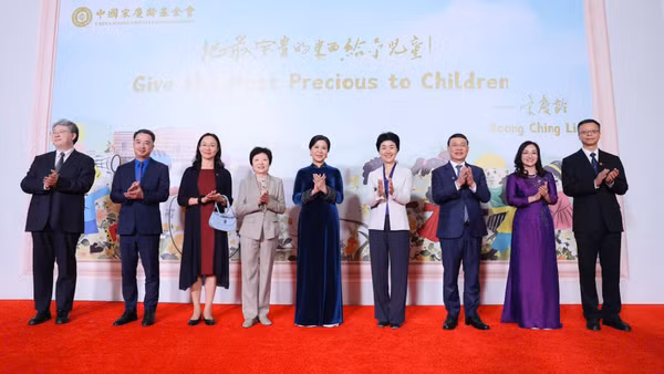 Phu nhân Tổng Bí thư, Chủ tịch nước Tô Lâm cùng các đại biểu tại Trung tâm giao lưu Khoa học văn hóa thanh thiếu niên Tống Khánh Linh.