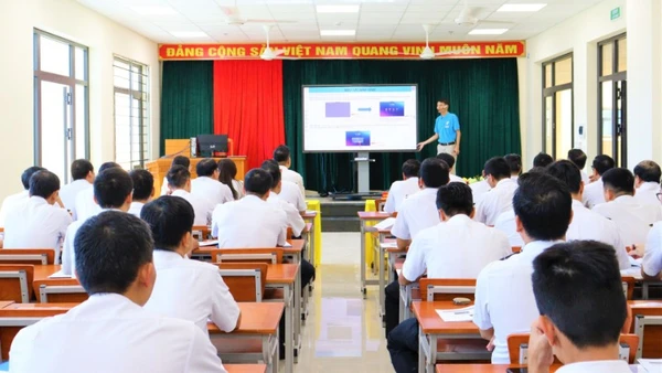 Đại diện Công ty trách nhiệm hữu hạn giải pháp thông minh và công nghệ Hưng Phát hướng dẫn sử dụng màn hình tương tác HORION.