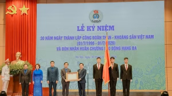 Công đoàn Than-Khoáng sản Việt Nam đón nhận Huân chương Lao động hạng Ba lần thứ 2.
