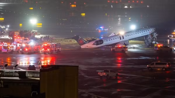 Chiếc máy bay Air Canada Express bị hư hỏng nặng với phần mũi bị gãy tại sân bay LaGuardia. (Ảnh: The New York Times) 