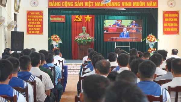 Xem truyền hình trực tiếp về Đại hội Đảng lần thứ XIV trên đảo Trường Sa. (Ảnh: TRUNG HƯNG)