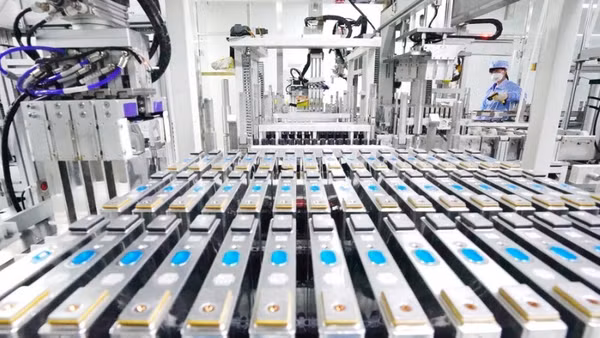 Công nhân làm việc trên dây chuyền sản xuất tại một nhà máy sản xuất pin lithium ở Đường Sơn, tỉnh Hà Bắc, miền bắc Trung Quốc. (Ảnh: Tân Hoa xã) 