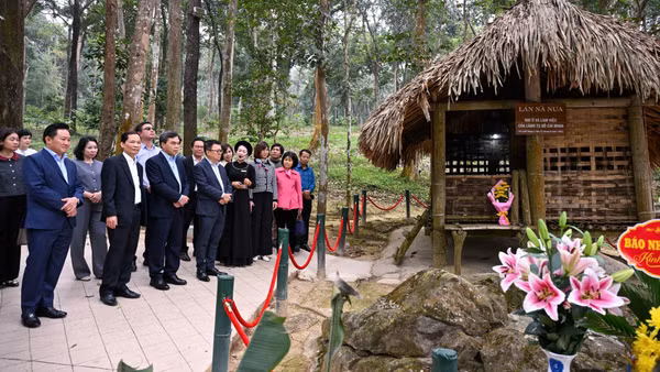 Đoàn công tác Báo Nhân Dân tổ chức chương trình về nguồn và tặng quà tại xã Tân Trào. (Ảnh: THÀNH ĐẠT)