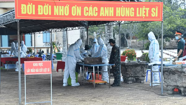 Lực lượng vũ trang lấy mẫu hài cốt liệt sĩ chưa có thông tin tại Nghĩa trang Liệt sĩ Ô Môn, Cần Thơ. (Ảnh: VĂN ÚT)