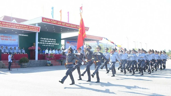 Duyệt đội ngũ trong lễ ra quân huấn luyện.