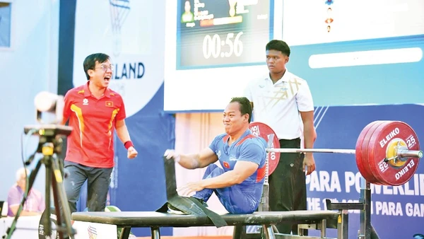 Niềm vui của lực sĩ Lê Văn Công khi đoạt Huy chương vàng hạng 49kg nam.