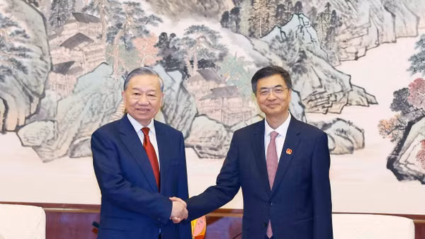 Tổng Bí thư, Chủ tịch nước Tô Lâm tiếp đồng chí Trần Cương, Ủy viên Trung ương Đảng, Bí thư Khu ủy Khu tự trị dân tộc Choang Quảng Tây. (Ảnh: Thống Nhất/TTXVN)