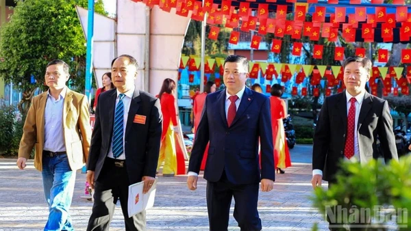 Bí thư Tỉnh ủy Lâm Đồng Y Thanh Hà Niê Kđăm (thứ hai, bên phải) bỏ phiếu bầu cử tại Tổ dân phố Lê Hồng Phong, phường Xuân Hương-Đà Lạt.