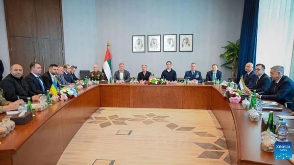 Các đại diện Nga và Ukraine tham gia vòng đàm phán thứ hai tại Abu Dhabi, Các Tiểu vương quốc Arab Thống nhất (UAE), ngày 4/2. (Ảnh: Xinhua)