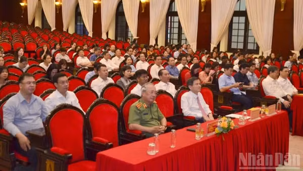 Các đại biểu tham dự Lễ bế giảng Lớp bồi dưỡng, cập nhật kiến thức, kỹ năng đối với cán bộ lãnh đạo, quản lý xã, phường, đặc khu. (Ảnh: PHẠM CƯỜNG)