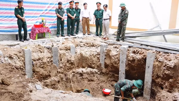 Đội 584 tìm kiếm và quy tập 4 hài cốt liệt sĩ tại khu vực Bệnh viện đa khoa khu vực Thạch Hãn, phường Quảng Trị, tỉnh Quảng Trị.