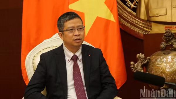 Đại sứ Phạm Thanh Bình trả lời phỏng vấn báo chí.