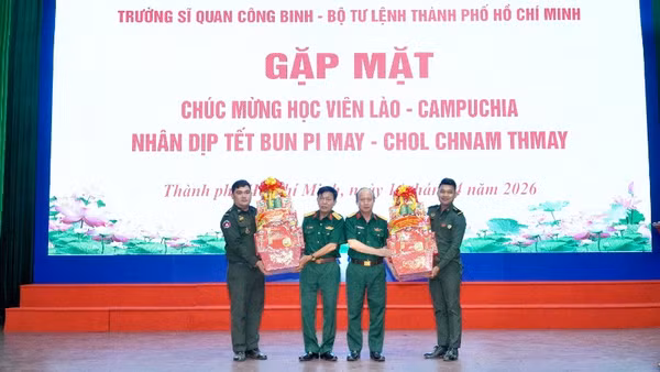 Thủ trưởng Bộ Tư lệnh Thành phố và Trường Sĩ quan Công binh chúc Tết cổ truyền học viên Campuchia và Lào. 