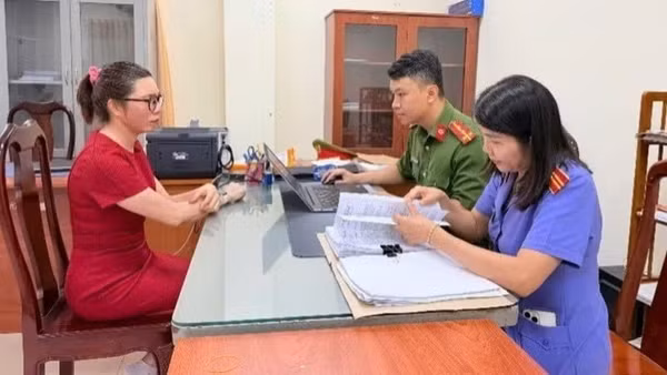 Lực lượng chức năng làm việc với chủ cơ sở vi phạm sở hữu trí tuệ trên địa bàn phường Long Thành, thành phố Đồng Nai.