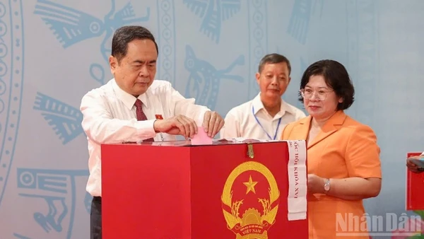 Đồng chí Trần Thanh Mẫn, Ủy viên Bộ Chính trị, Chủ tịch Quốc hội, Chủ tịch Hội đồng Bầu cử quốc gia đã đến Khu vực bỏ phiếu số 14 (Trường trung học cơ sở Đỗ Văn Dậy), xã Hóc Môn, Thành phố Hồ Chí Minh. (Ảnh: THẾ ANH)