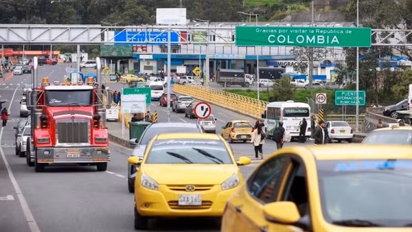 Các phương tiện giao thông di chuyển qua cầu quốc tế Rumichaca nằm trên biên giới giữa Ecuador và Colombia, thuộc thành phố Tulcán, phía bắc Ecuador, ngày 24/1/2026. (Ảnh: Xinhua) 