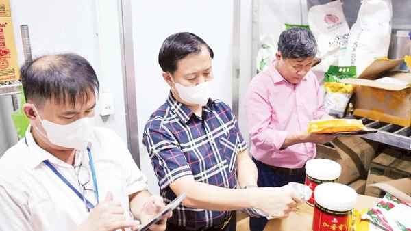 Cơ quan chức năng kiểm tra cơ sở sản xuất, kinh doanh thực phẩm tại Thành phố Hà Nội. (Ảnh: THU THẢO)