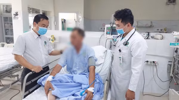 Bác sĩ Bệnh viện Lê Văn Thịnh thăm khám bệnh nhân T. (Ảnh: Bệnh viện cung cấp).