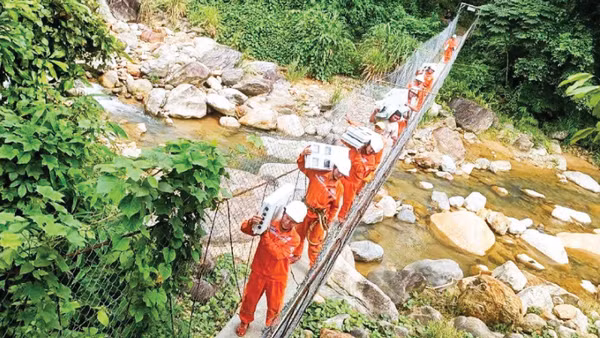 Nỗ lực đưa điện đến các bản làng vùng sâu ở xã Trà Tập.