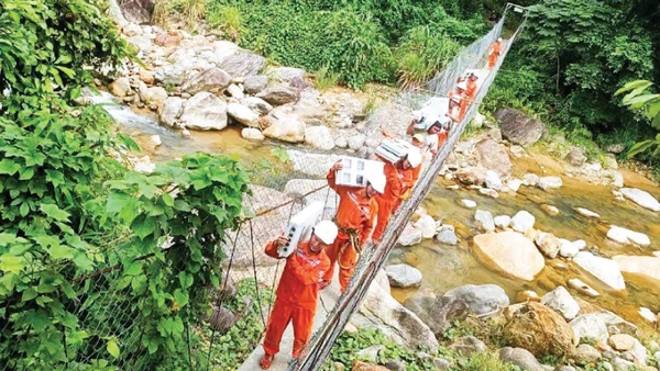 Nỗ lực đưa điện đến các bản làng vùng sâu ở xã Trà Tập.