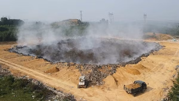Lực lượng chức năng xã Quảng Ninh, tỉnh Quảng Trị khẩn trương lấp đất, xử lý đám cháy bãi rác gây ô nhiễm môi trường nhiều ngày qua.