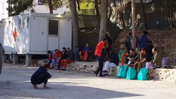 Những người di cư tại một Trung tâm tiếp nhận người di cư trên đảo Lampedusa, hòn đảo cực nam của Italia. (Ảnh: Xinhua)