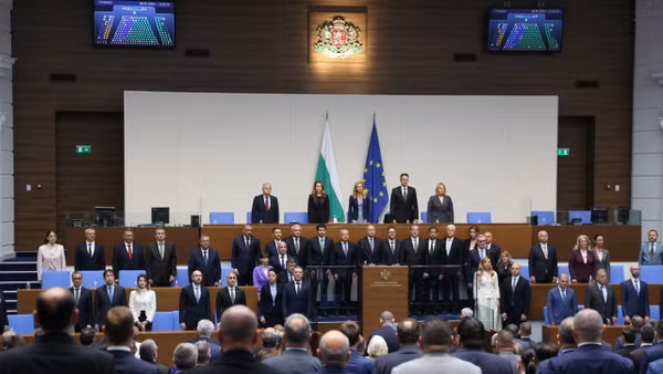 Các thành viên nội các mới của Bulgaria tại phiên họp Quốc hội ở Sofia, Bulgaria, ngày 8/5/2026. (Ảnh: THX/TTXVN) 