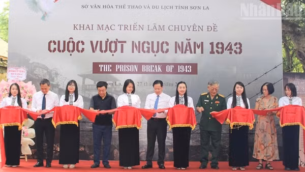Các đại biểu cắt băng khai mạc triển lãm chuyên đề "Cuộc vượt ngục năm 1943".
