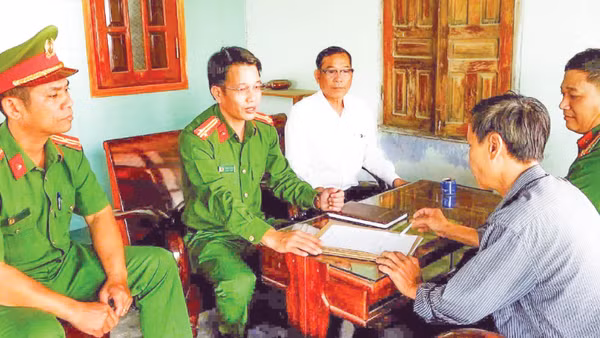 Công an xã Thuận Bắc (Khánh Hòa) gặp gỡ, tuyên truyền cho người dân ký cam kết tham gia phòng, chống ma túy.