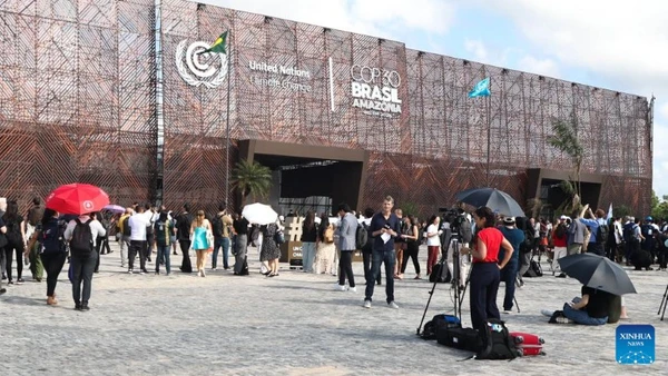 Các đại biểu tới tham dự Hội nghị lần thứ 30 các bên tham gia Công ước khung của Liên hợp quốc về biến đổi khí hậu (COP30) tại Belem, Brazil, ngày 10/11/2025. (Ảnh: Xinhua) 