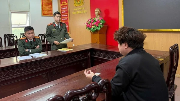 Tổ công tác Phòng An ninh chính trị nội bộ, Công an tỉnh Nghệ An ra quyết định xử phạt vi phạm hành chính đối với P.V.H. (Ảnh: HUYỀN THƯƠNG)