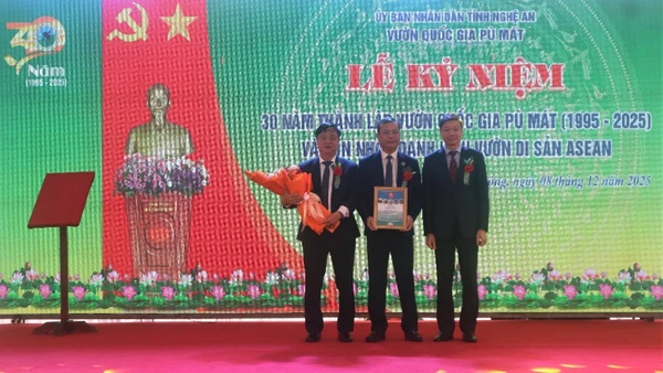 Lãnh đạo Vườn quốc gia Pù Mát đón nhận danh hiệu Vườn di sản ASEAN.