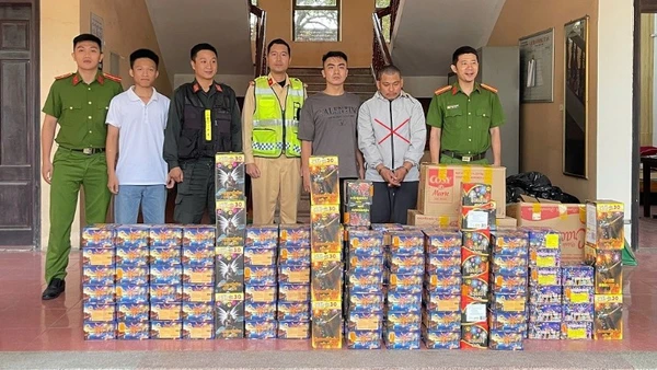 Đối tượng Nguyễn Văn Lâm (thứ 2, từ phải qua) và tang vật bị bắt giữ. (Ảnh: Công an Nghệ An)