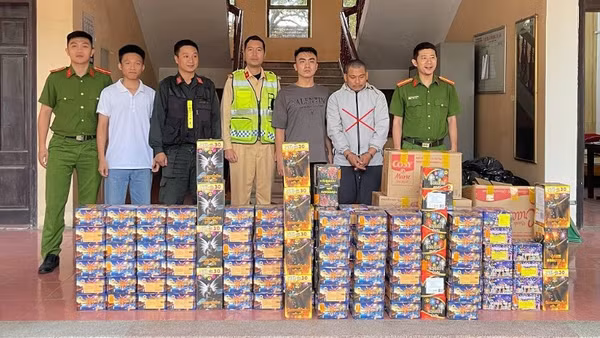 Đối tượng Nguyễn Văn Lâm (thứ 2, từ phải qua) và tang vật bị bắt giữ. (Ảnh: Công an Nghệ An)