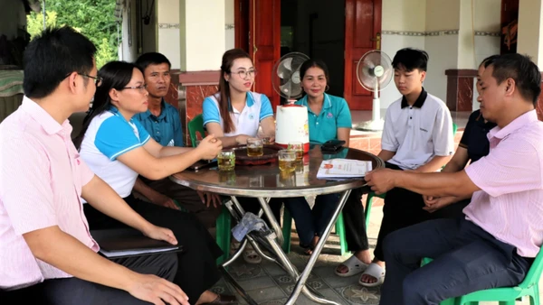 Đại diện Ngân hàng Chính sách xã hội và các tổ ủy thác, tổ tiết kiệm vay vốn truyền thông gói tín dụng ưu đãi mới đến người dân .